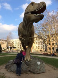 Dino vor dem Senckenberg-Museum